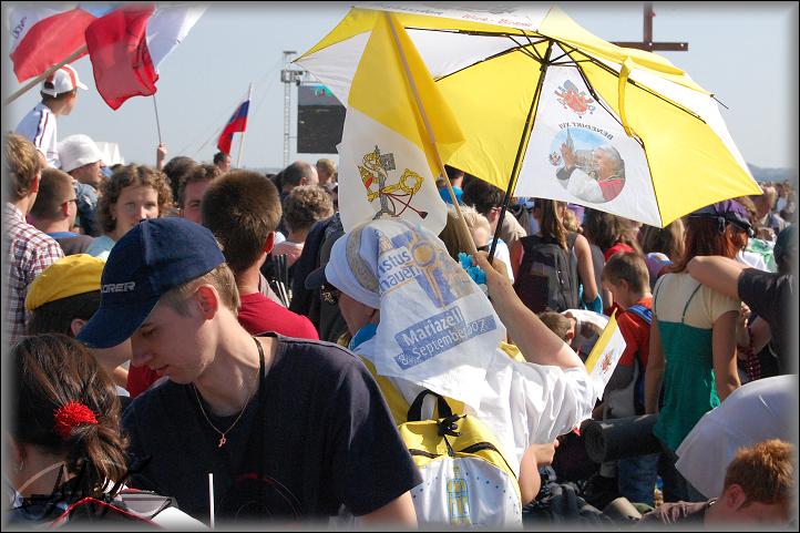 šátek z Mariazell 8. 9. 2007 a deštník v papežských barvách