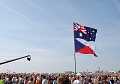 nad hlavami shromážděných vlají na jedné žerdi česká a australská vlajka