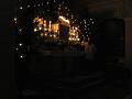 ministrant zapaluje svíce na hlavním oltáři před půlnoční bohoslužbou