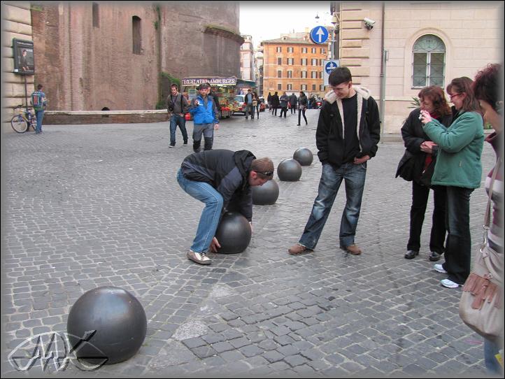 na náměstí Minervy kdosi vysypal železné koule, ale jsou na Petra nějak těžké...