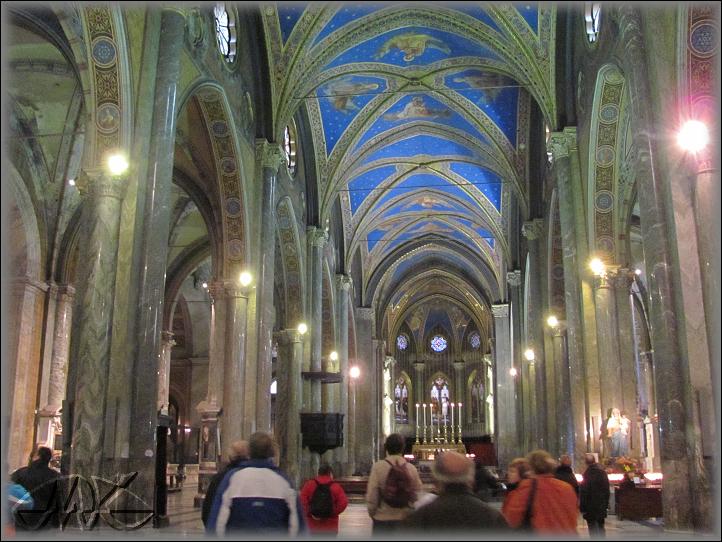 interiér kostela z konce 13. století, který vznikl na základech Domitianem zbudovaného Minervina chrámu - architekty se stali dva toskánští mniši