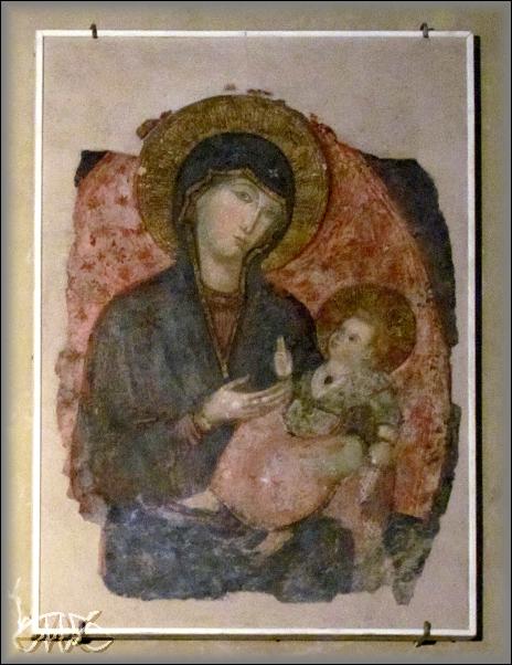 Madona byzantského stylu - fresky v chrámě vyhotovil Melozzo a Filippino Lippi