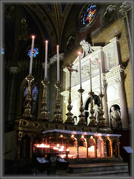 pod hlavním oltářem je rakev svaté Kateřiny Sienské s jejími ostatky