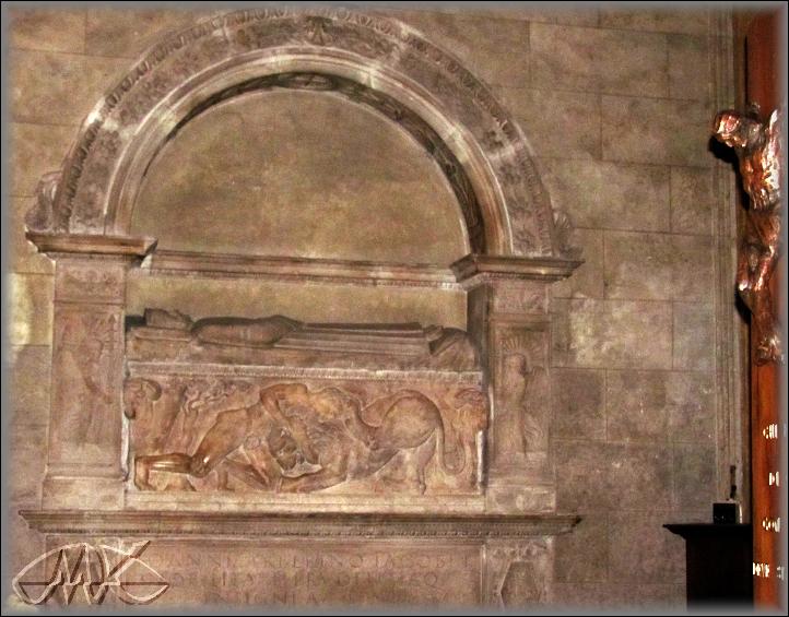 v boční kapli vedle hlavního oltáře náhrobek Giovanniho Alberiniho s antickým basreliéfem - umělci využívali starý stavební materiál a tím zachránili leckteré cenné dílo