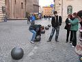 na náměstí Minervy kdosi vysypal železné koule, ale jsou na Petra nějak těžké...