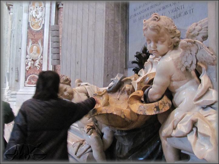 kropenku u vchodu nabízejí mramoroví andílci