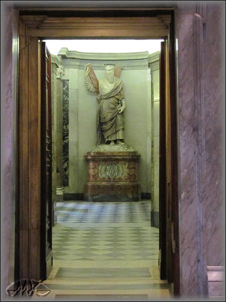 cestou do sakristie socha svatého apoštola Ondřeje