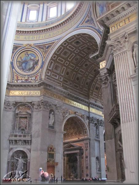 pohled do hlavní lodi baziliky - dole tzv.  Konfese, prohloubený půlkruh se zábradlím zdobeným neustále svítícími lampami kolem hrobu apoštola Petra, který se nalézá pod oltářem