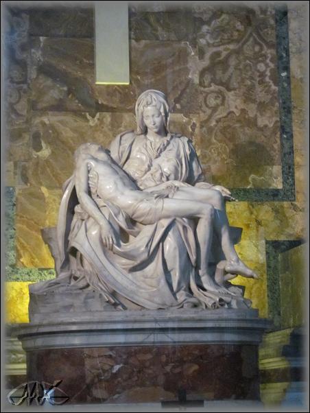 Michelangelo: Pieta - jediné signované dílo (na šerpě Madony) pětadvacetiletého umělce započaté v roce 1498 a dokončené během dvou let