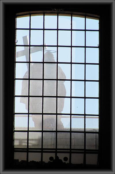 oknem nad hlavní bránou do baziliky je vidět socha Krista na průčelí