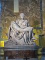 Michelangelo: Pieta - jediné signované dílo (na šerpě Madony) pětadvacetiletého umělce započaté v roce 1498 a dokončené během dvou let