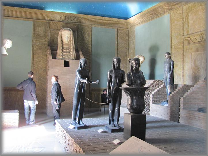 rekonstrukce části Hadriánovy vily v Tivoli vybudované v letech 117-138 zakomponováním soch ze starého Egypta - uprostřed Osiris znovu se probouzející v lotosovém květu mezi dvěma kněžkami - kolosální busta Isis v pozadí, zpod níž měla vytékat voda Nilu