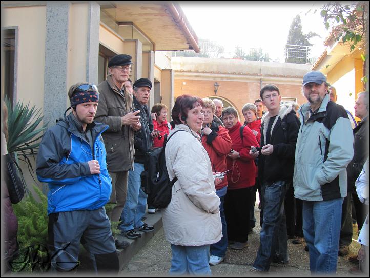 poutní dům Velehrad - testujeme vysílačku a příjem signálu do sluchátek, budeme-li se pak pohybovat do 40 metrů od otce Roberta, uslyšíme vše, co nám bude vykládat