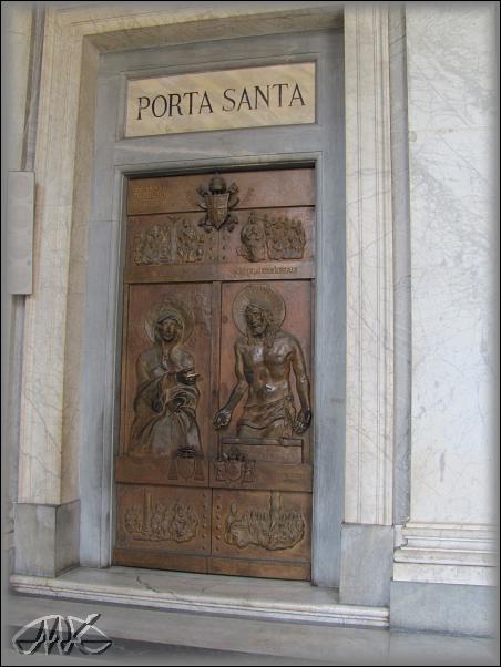 Svatá brána - podle latinského nápisu byla bronzová vrata vytvořena k nadcházejícímu třetímu tisíciletí, opatřena znakem papeže Jana Pavla II. s jeho heslem Totus tuus a zasvěcena Matce Boží a Matce církve, vlevo datum konání koncilu v Efesu 1031, vpravo II. vatikánského sněmu 1965