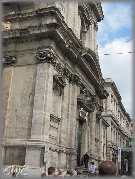 se stavbou původní kaple pro bosé karmelitány zasvěcené svatému Pavlu bylo započato v roce 1606 podle návrhu  Carla Maderna