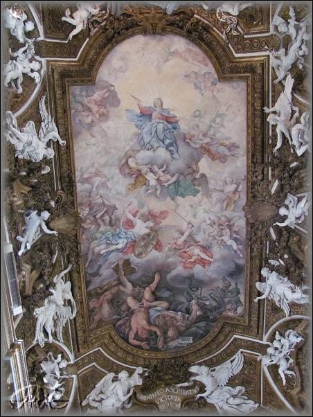 stropní freska Giovanniho Domenica Cerrinho iznázorňuje Pannu Marii vítězící nad bludy a pád neposlušných andělů