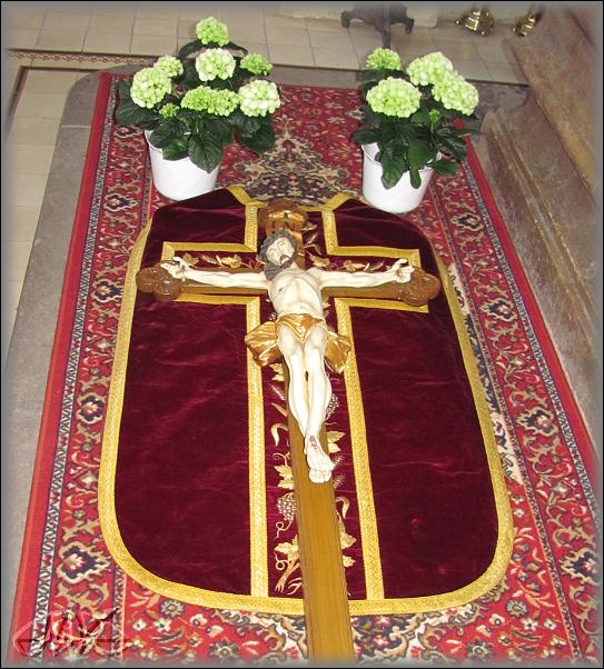 uctívaný kříž u bočního oltáře
