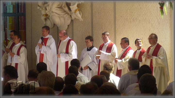 u oltáře se sešlo mnoho kněží, především všichni Petrovi spolužáci