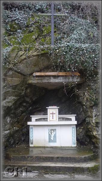 oltář pod skalním převisem