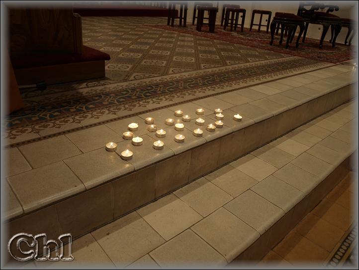 kdo chtěl, mohl si zapálit svíci a s prosbou ji položit před oltář