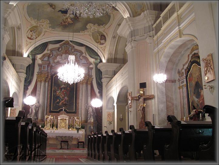 po mši svaté a nešporách se zhasly svíčky, ale kostel zůstal ještě slavnostně osvětlený