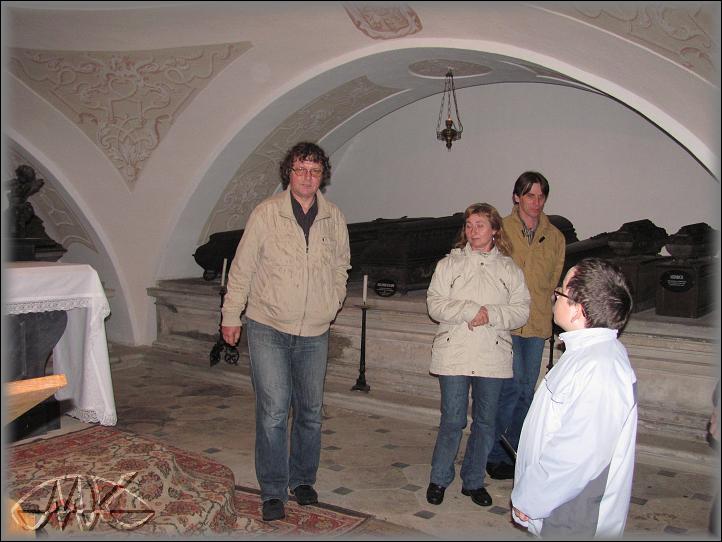 pod klenbou je vynikající akustika, kterou kdysi využil sbor Kůrovec pro natočení zvukového záznamu písniček Michala Martínka