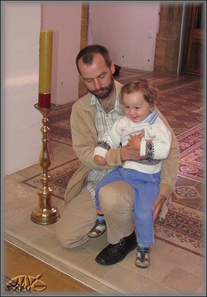 táta Karel s malým Kájou na koleně