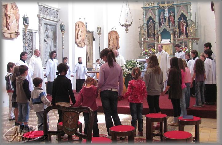 na modlitbu Otče náš se přítomné děti shromáždily kolem oltáře a utvořily kruh kolem obětního stolu