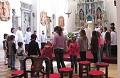 na modlitbu Otče náš se přítomné děti shromáždily kolem oltáře a utvořily kruh kolem obětního stolu