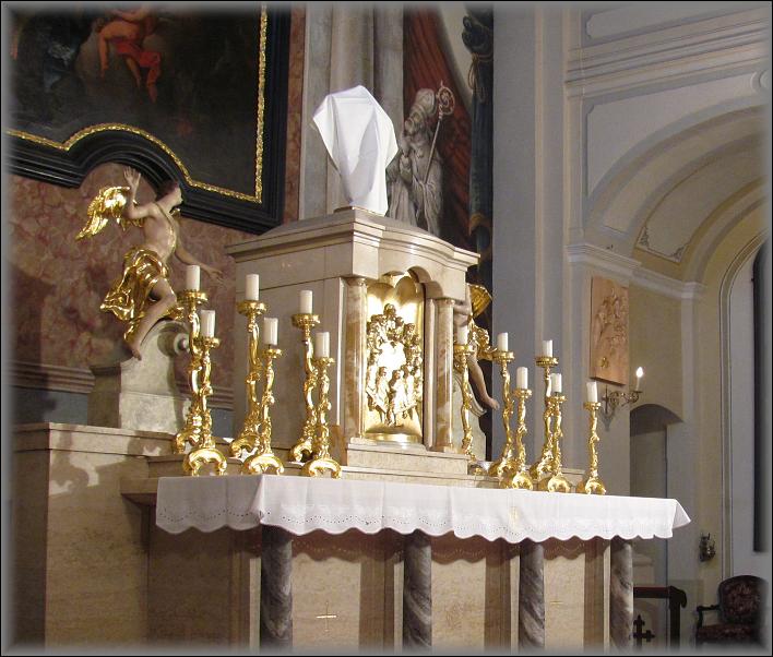  křížek na svatostánku je zahalen bílou rouškou, protože svatostánek není prázdný