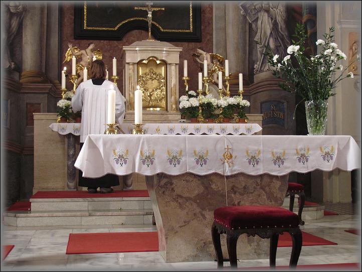  před slavnostním Gloria se rozžíhají svíce na hlavním oltáři