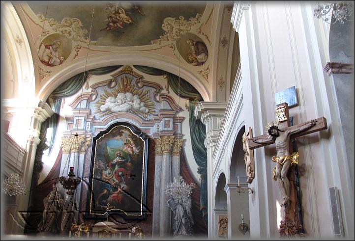  setmělý interiér kostela