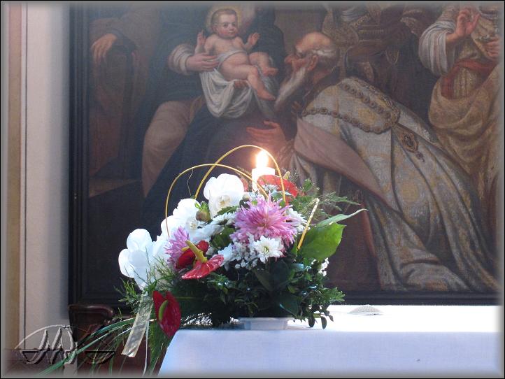  květinová výzdoba v klášterním kostele navodila slavnostní atmosféru