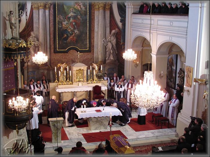  ze sakristie přichází hlavní celebrant světící biskup Josef Hrdlička