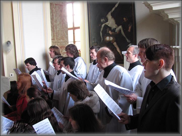  klášterní schola se sólisty zazpívala mezi jiným opět Verdiho Sbor Hebrejů