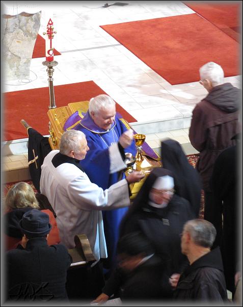  biskup Hrdlička rozdává Tělo Páně