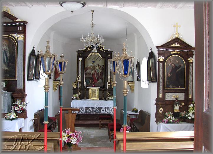  interiér kaple s oltářním obrazem Maří Magdaleny umývající Pánu nohy