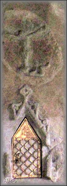  nad svatostánkem vzácný kamenný symbol ležícího Adama, jemuž z úst vychází Kristus na kříži