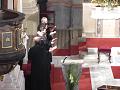 klášterní schola zahajuje koncert zpěvem chorálu Kyrie eleison