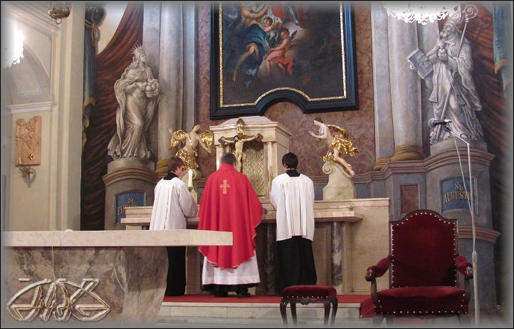 kříž zůstane na hlavním oltáři před prázdným svatostánkem