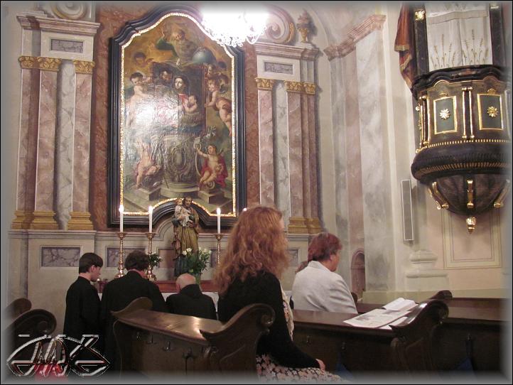 májová pobožnost u bočního mariánského oltáře