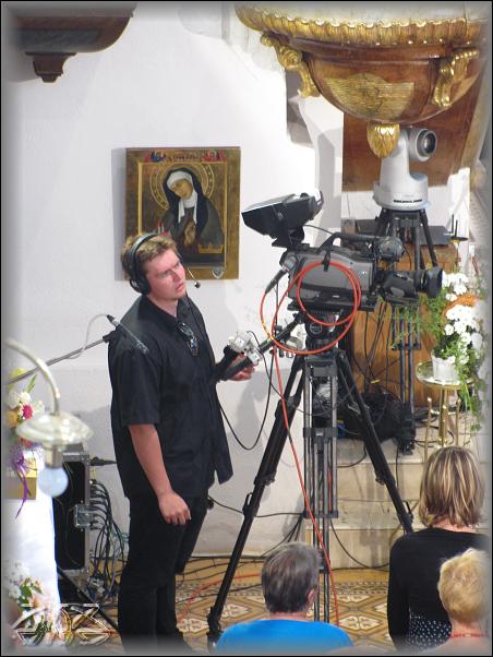 kameraman televize Noe pod kazatelnou