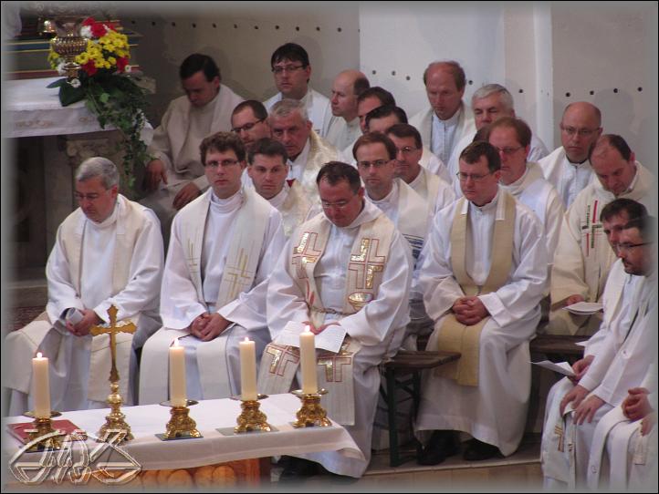 kněží  kolem hlavního oltáře - vpravo