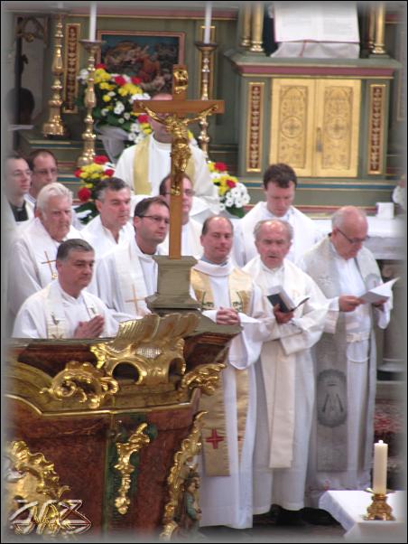 kněží  kolem hlavního oltáře - vlevo