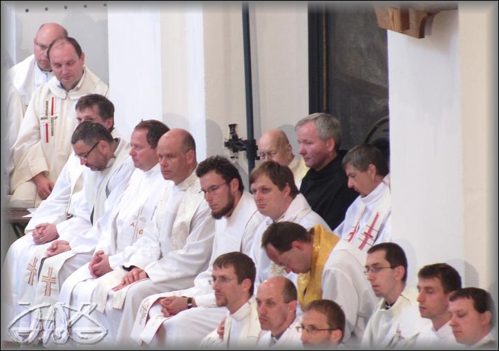 mezi kněžími sedí i bratři z brněnského konventu Milosrdných bratří a otec Alois