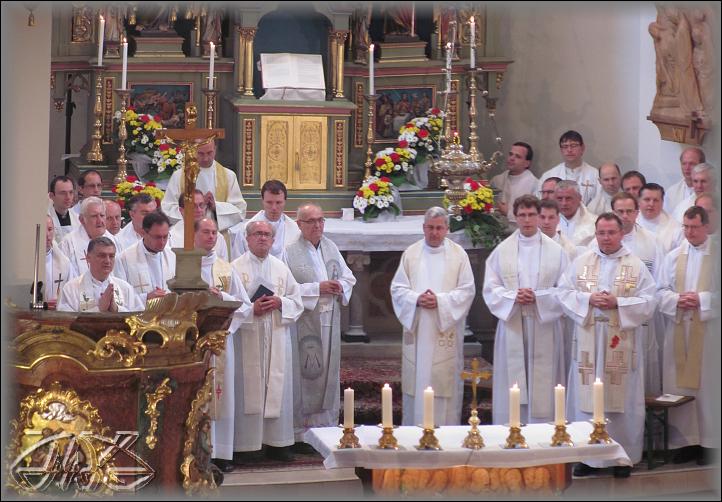 kněží kolem hlavního oltáře