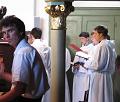 zpěvem bohoslužbu doprovází z kůru Schola Gregoriana od svatého Michala, na varhany hraje Kuba Gabarík