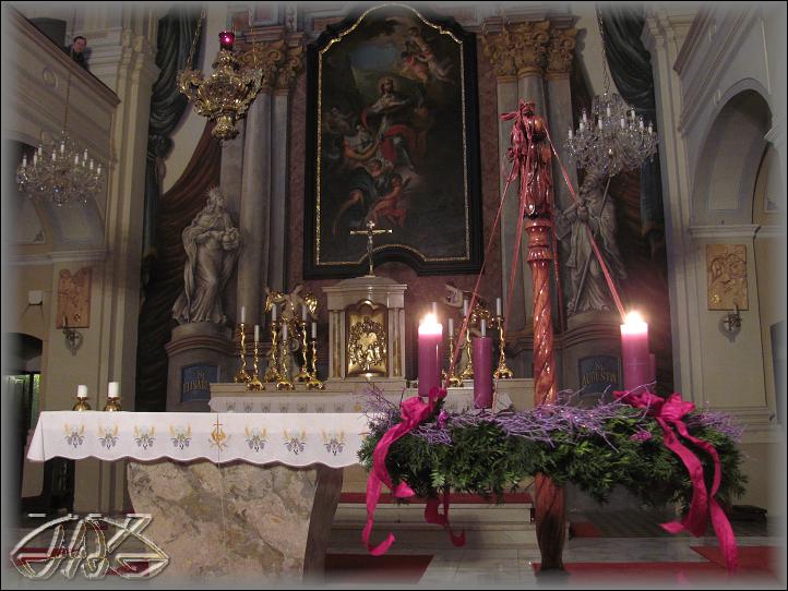 dvě hořící svíce na adventním věnci znamenají, že je druhá neděle adventní
