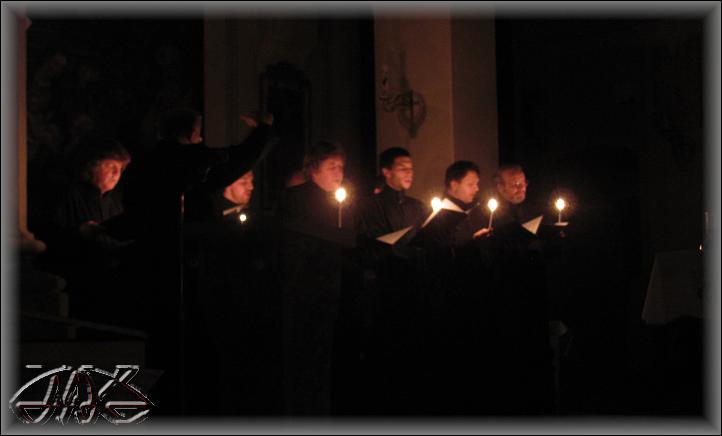 schola si zapaluje svíčičky od adventního věnce a zahajuje koncert starodávným chorálem Ecce virgo...