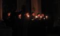 schola si zapaluje svíčičky od adventního věnce a zahajuje koncert starodávným chorálem Ecce virgo...
